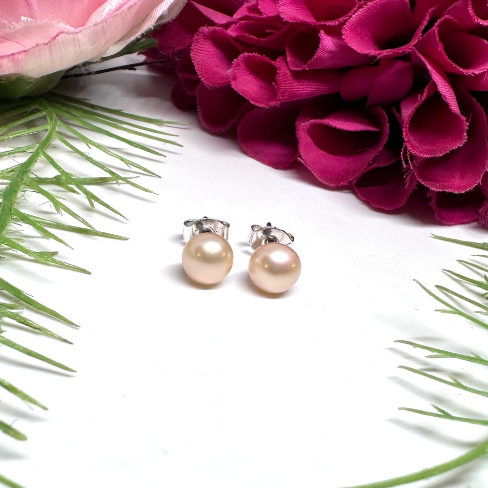 NEW⚜️Freshwater Pearl Pink Stud Earrings